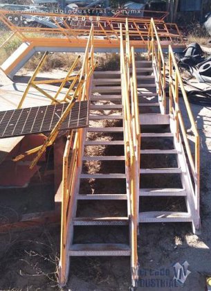 配有平台、扶手和防滑台阶的楼梯