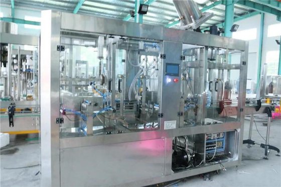 全自动 2000bph 三合一水洗、灌装和旋盖机