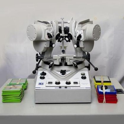 桌子上的反讽者克莱门特·克拉克