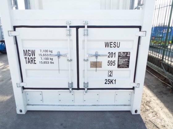 28000 リットルの燃料貯蔵庫は完全に束ねられています