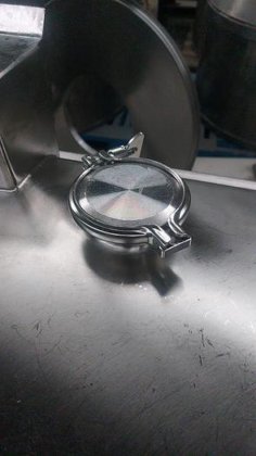 约 400 升的不锈钢桶。带盖