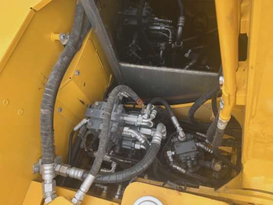medium digger machine with Japanese