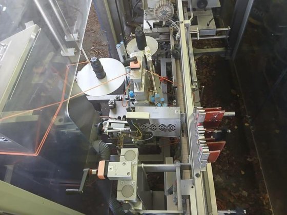 粘着ラベル貼付機