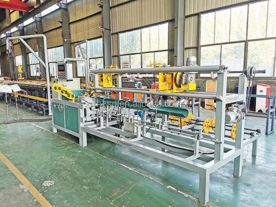 全自动铁丝网围栏制造机中国工厂价格