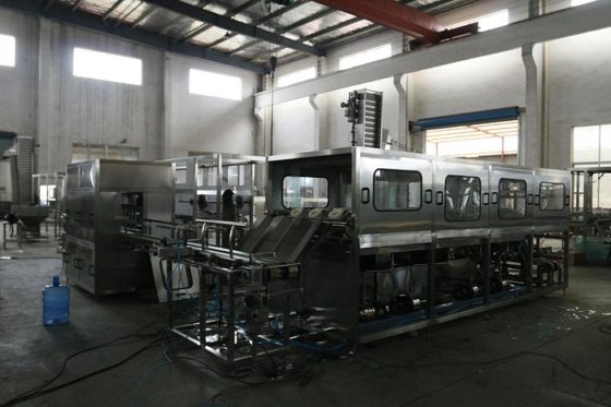 用于瓶子清洗、灌装和封盖的全自动 5 加仑水灌装机