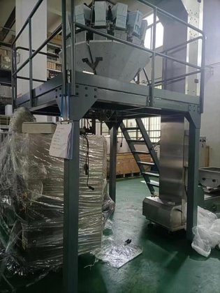 用于支持多头称重包装机的安全工作平台