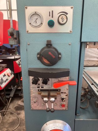 1985 年 AMADA VA-400 立式带锯