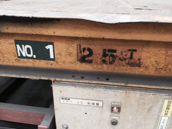 身份不明的 25t 手推车