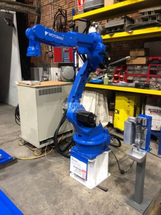 莫托曼 带有Motoman Ea1900，Nx100控制器，定位器和SKS焊接机的焊接单元