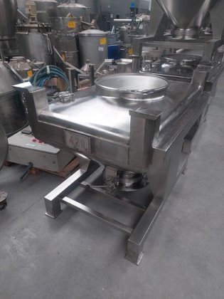 约 400 升的不锈钢桶。带盖