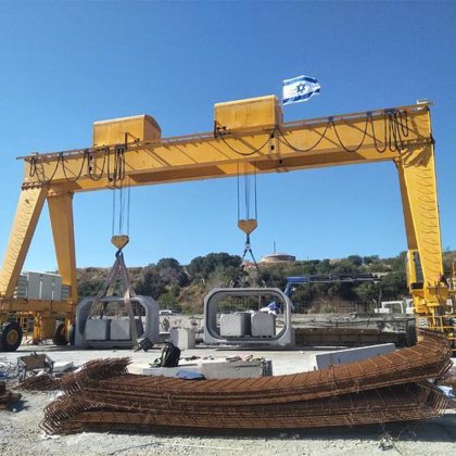 ゴムタイヤが取り付けられた車輪付きガントリー クレーン