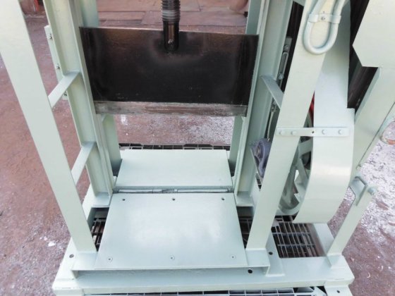 1974 電動ギロチン