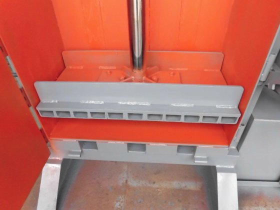 1995 縦型金属プレス機