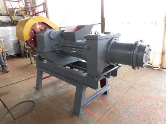 二軸式土練機(連続式ニーダー)