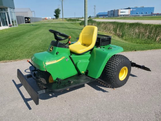 2016 John Deere 1200A Bunker Rake – 1550 Hours in Headingley, Manitoba ...