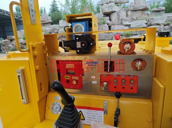 WJD-2FB 地下防爆内燃铲运机