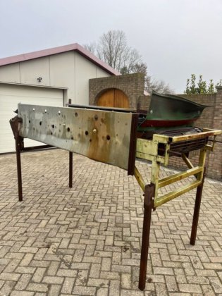 Conveyor on legs