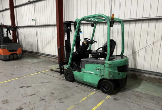 2005 Mitsubishi FB16N