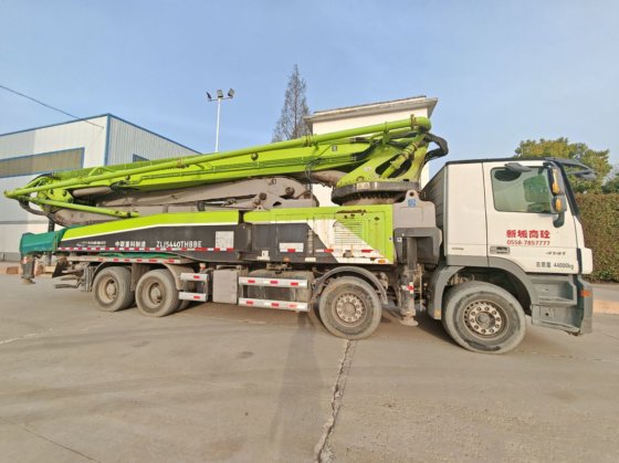 2019年式 56m コンクリートポンプ車（4つのブームセクション付き）オリジナルコンディション