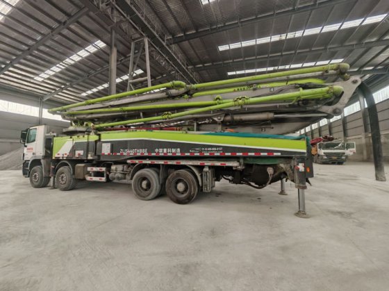 2019年式 56m コンクリートポンプ車（4つのブームセクション付き）オリジナルコンディション