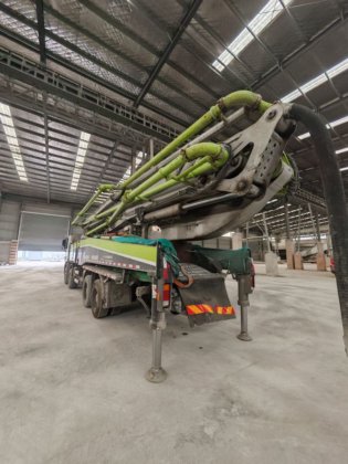 2019年式 56m コンクリートポンプ車（4つのブームセクション付き）オリジナルコンディション