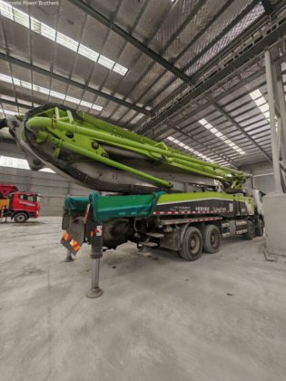 2019年式 56m コンクリートポンプ車（4つのブームセクション付き）オリジナルコンディション
