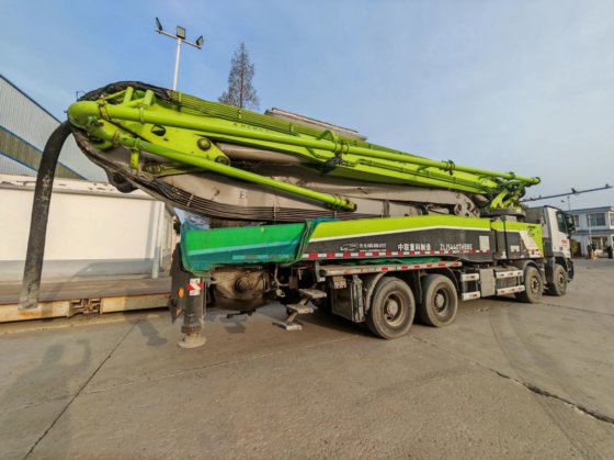 2019年式 56m コンクリートポンプ車（4つのブームセクション付き）オリジナルコンディション