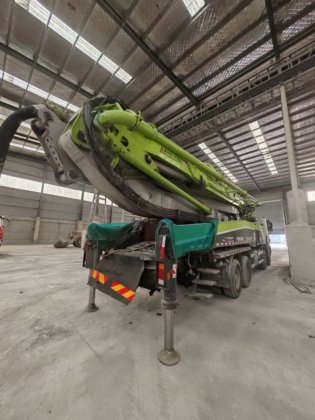 2019年式 56m コンクリートポンプ車（4つのブームセクション付き）オリジナルコンディション