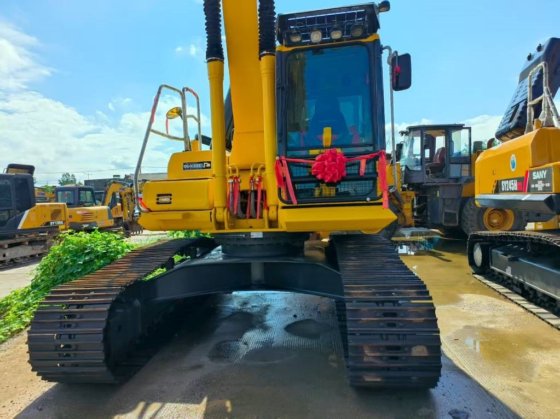 2023 クマツ PC 220-8