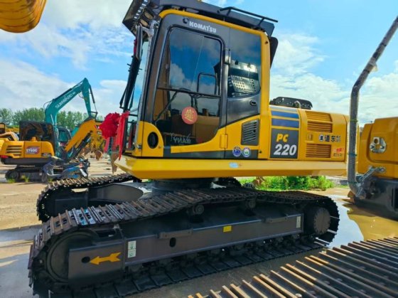 2023 クマツ PC 220-8