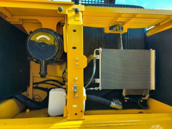 2023 クマツ PC 220-8