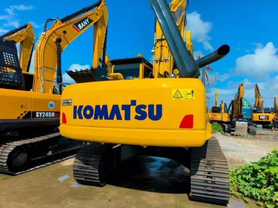 2023 クマツ PC 220-8