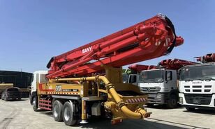混凝土泵 位于底盘 Hino 的 Sany