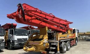 混凝土泵 位于底盘 Hino 的 Sany