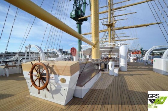 販売用の162m、300名定員クルーズ船