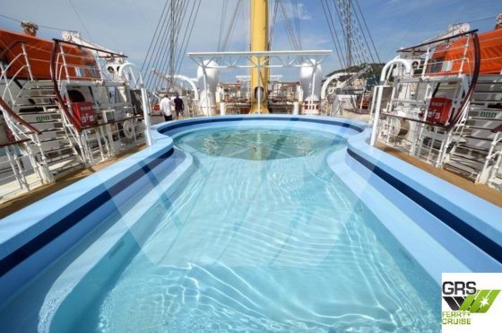 販売用の162m、300名定員クルーズ船