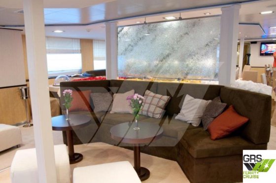 56m、49人乗りのクルーズ船を販売中