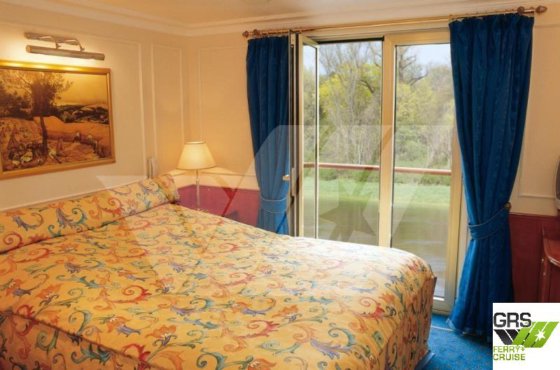 全長83m、定員80名のクルーズ船を販売中