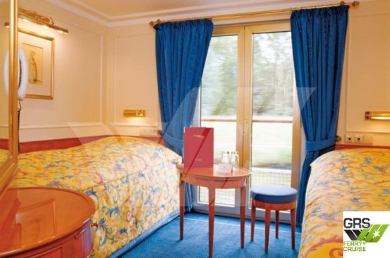 全長83m、定員80名のクルーズ船を販売中