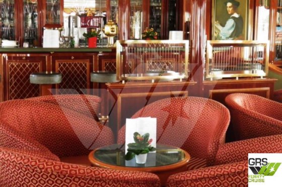 全長83m、定員80名のクルーズ船を販売中