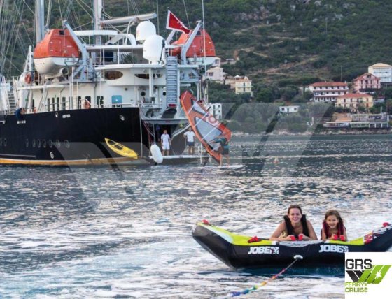 64m、42人乗りのクルーズ船を販売中