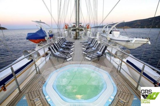 64m、42人乗りのクルーズ船を販売中