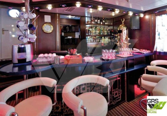 64m、42人乗りのクルーズ船を販売中