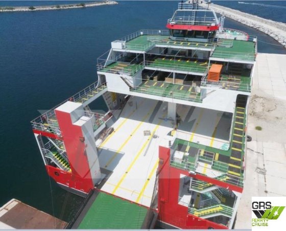 出售90米客滚船