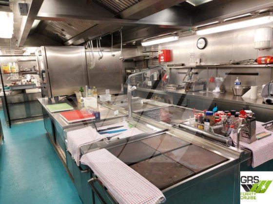 110m、98人乗りの宿泊船を販売します