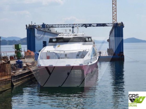 40m、320人乗りの客船を販売します