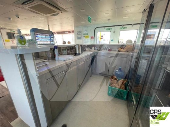 34m、298人乗りの客船を販売します