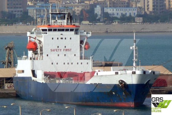 出售122米1176车道滚装船