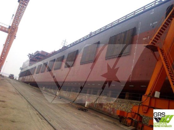 出售156米起重船