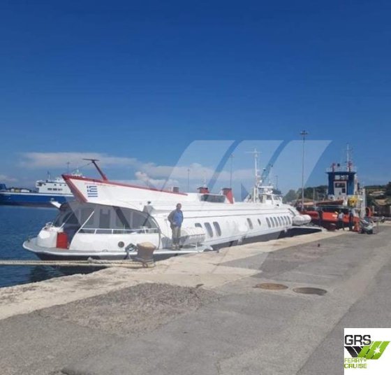 35m、126人乗りの客船を販売します